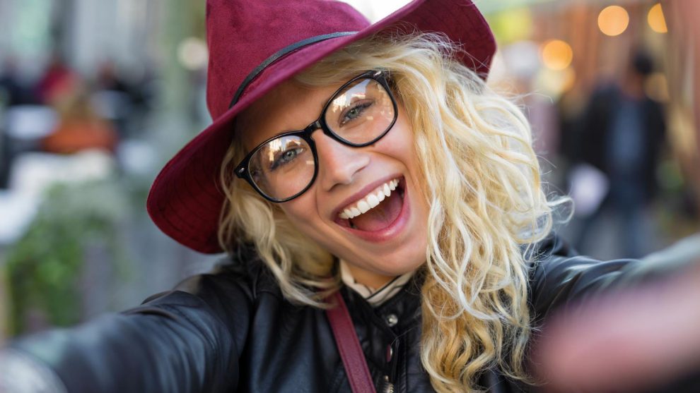 Modne okulary korekcyjne Prada dla kobiet – jak wybrać idealny model?