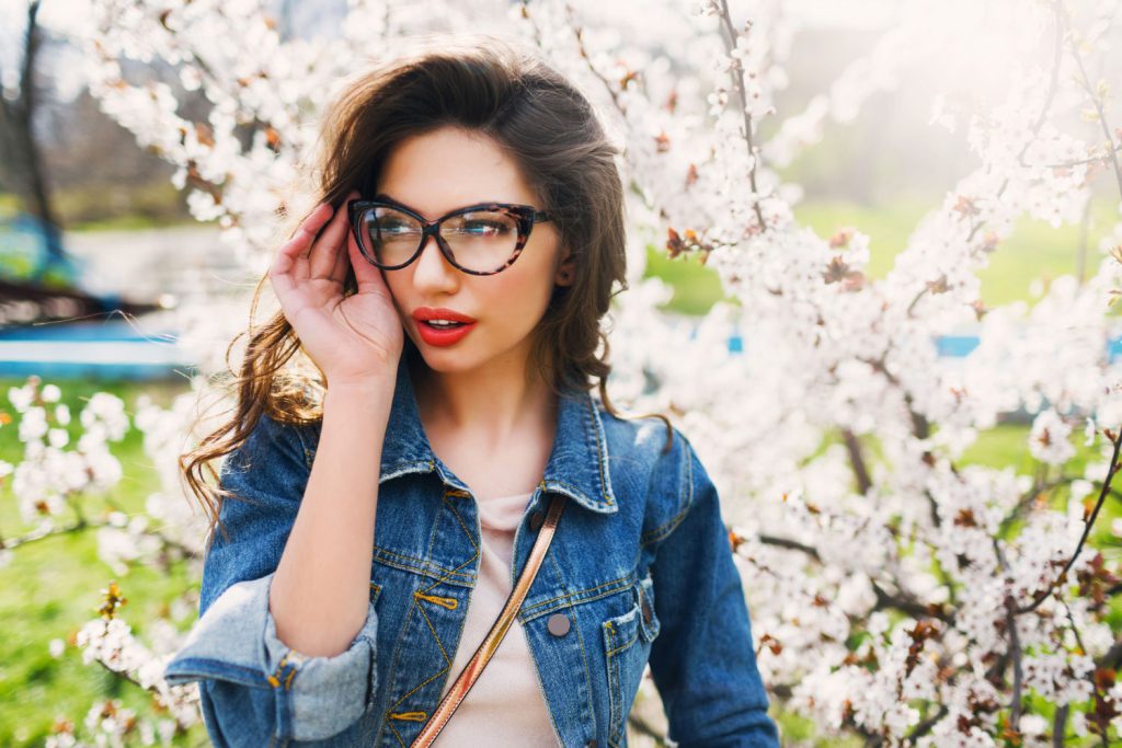 Okulary korekcyjne to nie tylko narzędzie poprawiające wzrok, ale także modny dodatek do naszej stylizacji