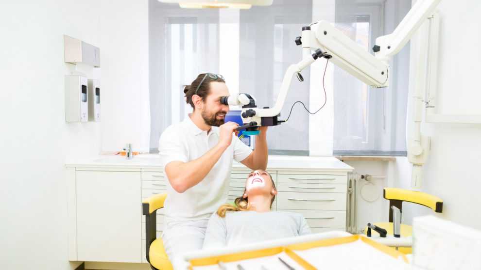 Nowoczesne technologie w stomatologii: jak mikroskopy zmieniają leczenie zębów