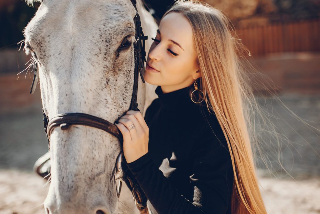 Zawarcie polisy dla konia niesie za sobą szereg korzyści zarówno dla właściciela, jak i samego zwierzęcia